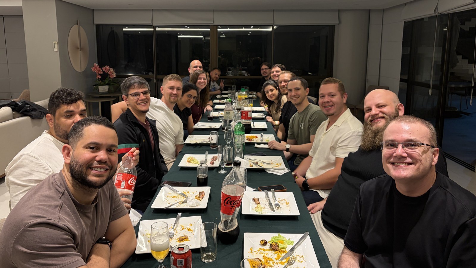 one-loadsmart-squad-dinner-long-table-1600x900